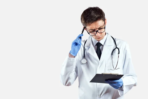 Lekarz Stetoskopem Białym Tle Mężczyzna Medycznej Sukni Okularach Lekarz Jest — Zdjęcie stockowe
