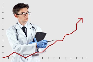 Doktor büyüme tablosuna bakıyor. Artan hastalık, aşı ve ölümlülük kavramı. Beyaz arka planda, doktor kıyafeti giymiş bir adam..