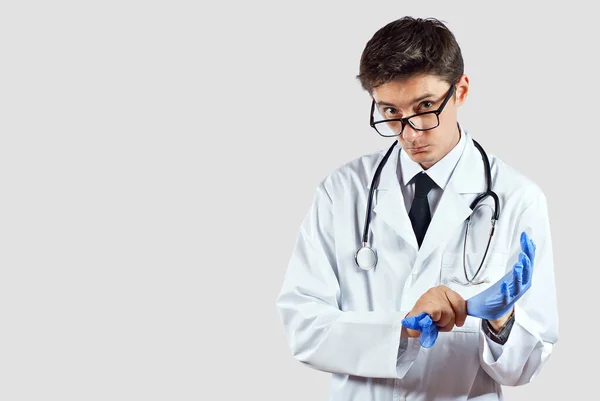 Lekarz Stetoskopem Białym Tle Mężczyzna Medycznej Sukni Okularach Lekarz Nosi — Zdjęcie stockowe