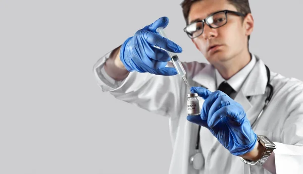 Aşıyla Birlikte Tıp Elbisesi Giymiş Bir Adam Coronavirus Aşısı Ellerinde — Stok fotoğraf