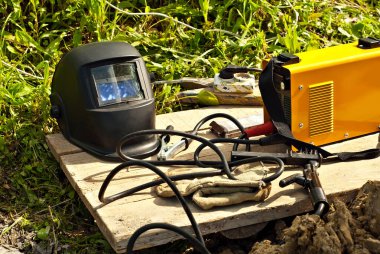 Kaynak makinesi ve koruyucu kask. Elektrik kaynaklarını kapatmak için araçlar.