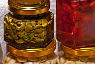 Masada bir sürü çeşit bal var. Kavanozlar fuarda satılıyor. Fındıklı bal, sonra da kurutulmuş meyve..