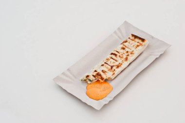 Shawarma masada. Pide ekmeğine sarılmış et salatası..