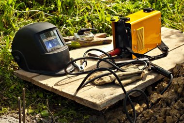 Kaynak makinesi ve koruyucu kask. Elektrik kaynaklarını kapatmak için araçlar.