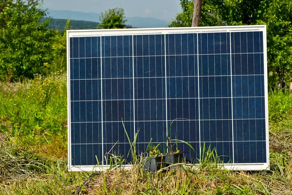 Yeşillik Doğanın Arka Planında Güneş Paneli Alternatif Yeşil Enerjinin Çevresel — Stok fotoğraf