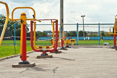 Sarı ve kırmızı sokak simülatörleri. Kamu sporu ve sağlık önleme kavramı.