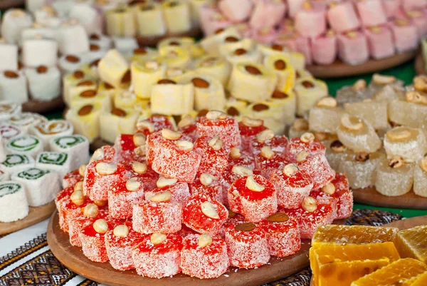 Auf Der Messe Werden Türkische Nationalsüßigkeiten Verkauft Auf Dem Tisch — Stockfoto