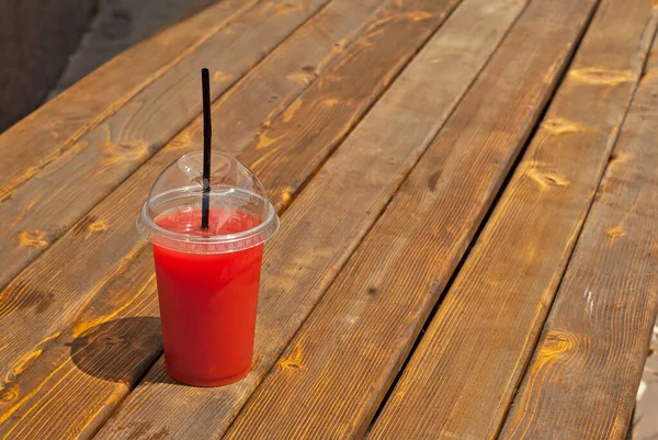 Cóctel Rojo Una Taza Plástico Cóctel Con Tubo Paja Cerca — Foto de Stock