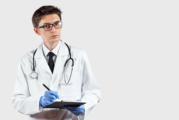 Beyaz Arka Planda Steteskoplu Bir Doktor Gözlüklü Tıbbi Giysili Bir — Stok fotoğraf