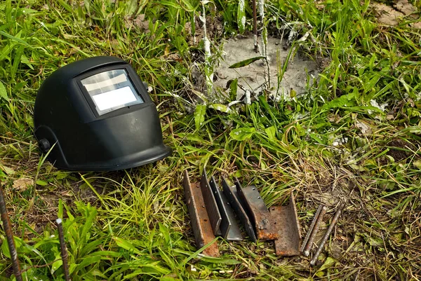 Beschermende Helm Voor Lassen Masker Van Een Lasmachine Groen Gras — Stockfoto