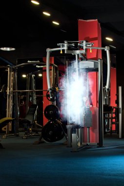 Spor salonu mavi zemin el egzersizi. Spor fitness kompleksi. Spor salonunda beyaz bulutlu trenler.