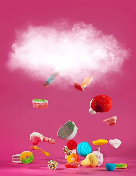 Birçok Renkli Şeker Pembe Bir Arka Plana Düşer Sweets Kapat — Stok fotoğraf