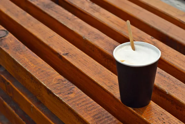 Kahveli Siyah Kağıt Bardak Ahşap Bir Masada Kahve Yakın Plan — Stok fotoğraf