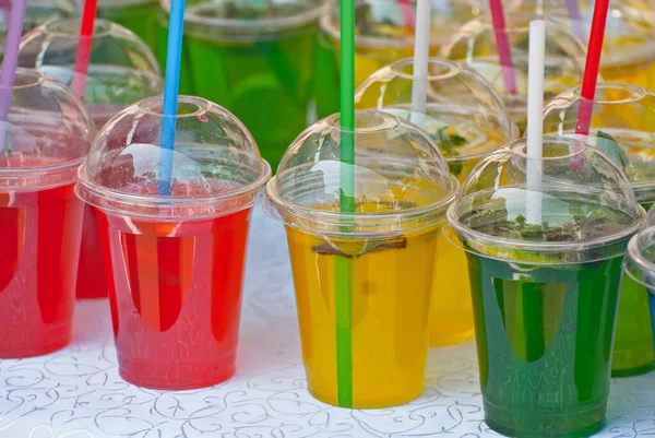 Bebidas Frutas Multicolores Cerca Bebidas Alcohólicas Vasos Plástico Festival Cócteles — Foto de Stock