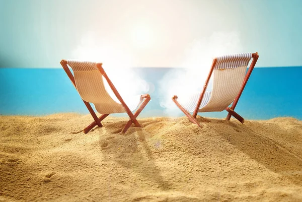 砂の上のビーチチェア 様式化された段ボールビーチ 海と休暇の概念 ビーチの白い雲の日光浴 — ストック写真