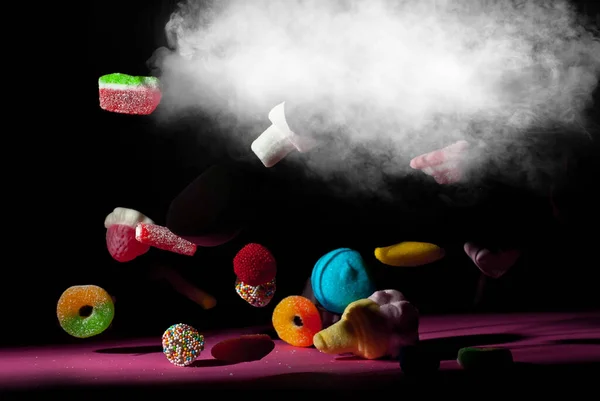 Birçok Renkli Şeker Pembe Bir Arka Plana Düşer Sweets Kapat — Stok fotoğraf