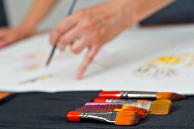 Siyah kaplamalı boya fırçaları. Farklı şekil ve boyutlarda sanatçılar için araçlar.