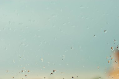 Cama yağmur damlaları damlıyor. Yağmuru pencereye yaklaştır.