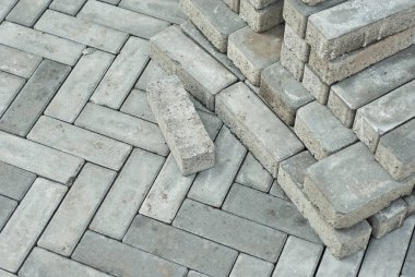 Yeni kaldırım taşları döşemek. Asfaltın sokak asfaltlarıyla değiştirilmesi.