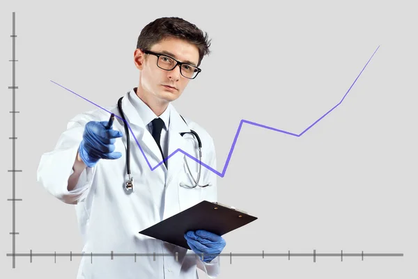医者は成長している図表を見る 罹患率 予防接種および死亡率の増加の概念 白い背景の医者のスーツの男 — ストック写真