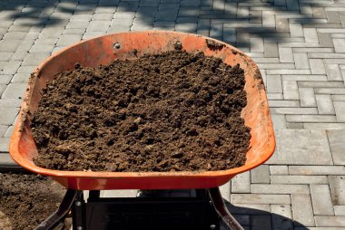 Yeni kaldırım taşları döşemek. Asfaltın sokak asfaltlarıyla değiştirilmesi. El arabalarıyla iniş.