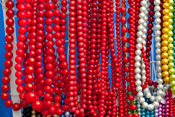 Ketting Van Kleurrijke Stenen Tafel Veel Verschillende Sieraden Kralen Gemaakt — Stockfoto