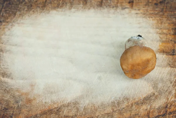 Houby Dřevěné Desce Zblízka Boletus Edulis Starém Poškrábaném Stole Kopírovat — Stock fotografie