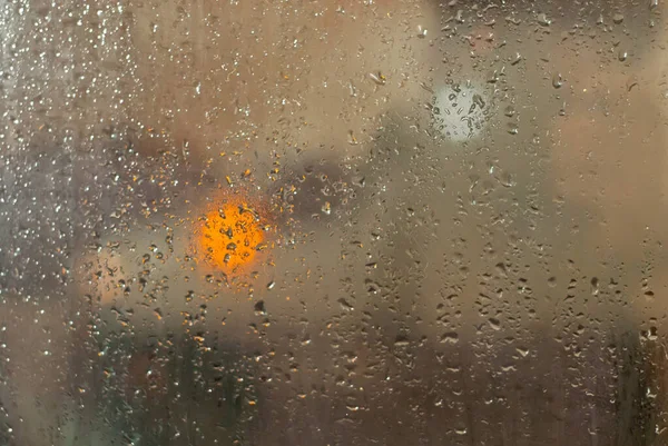 Água Cai Copo Manchas Chuva Janela Gotas Fundo Cidade Turva — Fotografia de Stock