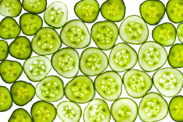 Pepinos Seção Fundo Branco Pedaços Pepino São Iluminados Pela Luz — Fotografia de Stock