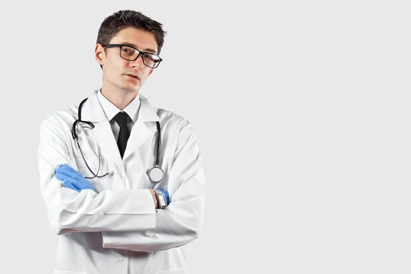 Beyaz Arka Planda Steteskoplu Bir Doktor Gözlüklü Tıbbi Giysili Bir — Stok fotoğraf