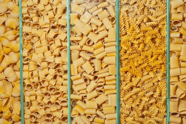 Makarna deseni. Yığının üzerinde bir sürü sarı makarna var..