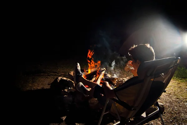 Homme Est Assis Sur Une Chaise Près Feu Repos Nocturne — Photo