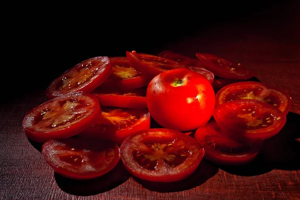 Pomidory Pokrojone Pierścienie Czerwonym Tle Dużo Pomidorów Stosie Drewnianej Desce — Zdjęcie stockowe