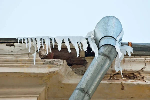 Παγοκολώνες Κρέμονται Από Την Οροφή Του Σπιτιού Έννοια Του Κινδύνου — Φωτογραφία Αρχείου