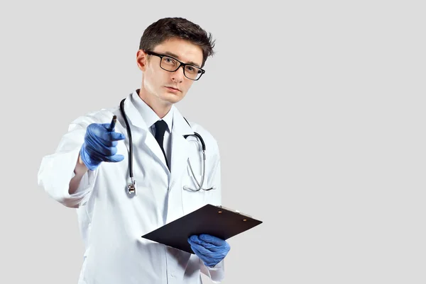 Lekarz Stetoskopem Białym Tle Mężczyzna Medycznej Sukni Okularach Lekarz Tabletką — Zdjęcie stockowe