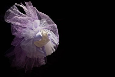 Siyah bir arabaya takılmış beyaz düğün çiçekleri. Düğün çiçekleri ve dekorasyonlar kapanıyor. Düğün ve tatil konsepti.