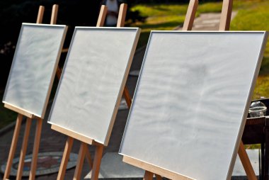 Sokakta bir sürü şövale var. Boş tuvalli yılanbalıkları yaklaş. Tasarım için tasarım. Resim üzerindeki metin için boşluk ve boşluk kopyala.