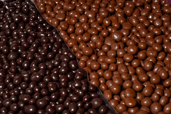Textura Caramelos Marrones Negros Dulces Chocolate Una Pila Cerca Tienda —  Fotos de Stock