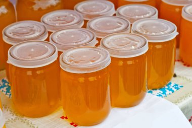 Masada bir sürü bal var. Tatlıların kavanozları fuarda satılır.