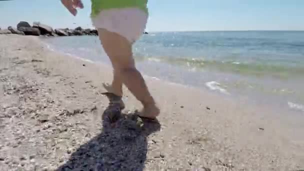 Szczęśliwe dziecko gra na plaży. Dziecka, zabawy na świeżym powietrzu. Koncepcję wakacji letnich. — Wideo stockowe