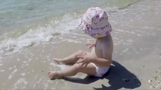 Feliz niño jugando en la playa. Bebé divirtiéndose al aire libre. Concepto vacaciones de verano . — Vídeo de stock