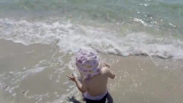 Feliz niño jugando en la playa. Bebé divirtiéndose al aire libre. Concepto vacaciones de verano . — Vídeos de Stock