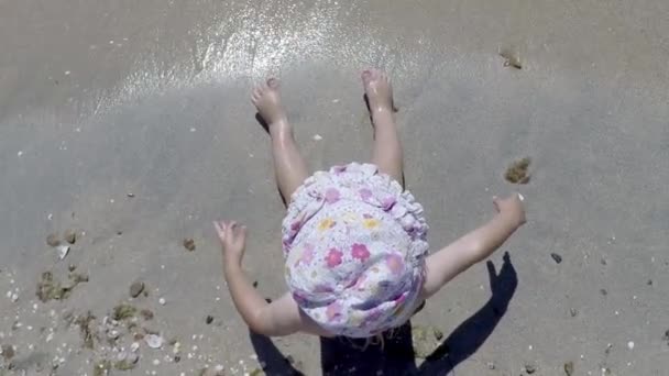 Ευτυχισμένο παιδί παίζοντας στην παραλία. Μωρό διασκεδάζοντας σε εξωτερικούς χώρους. Καλοκαιρινές διακοπές έννοια. — Αρχείο Βίντεο
