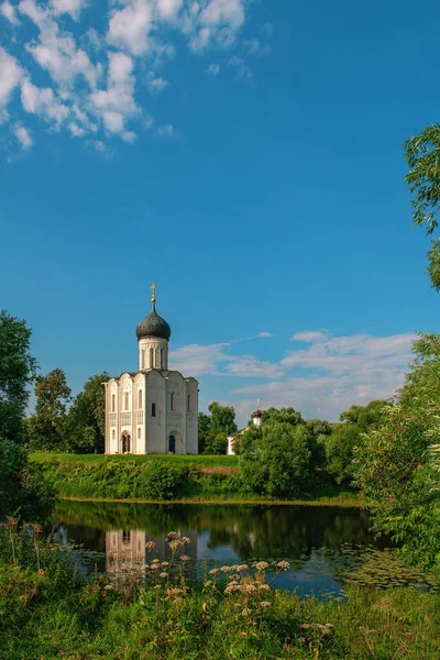 Church of the Intercession of the blessed virgin on the Nerl in summer. Built in the 12th century. Bogolyubovo, Vladimir region, Tourist Golden ring of Russia. — Stock Image Church Intercession Blessed Virgin Nerl Summer Built 12Th Century Bogolyubovo Royalty Free Stock Photos