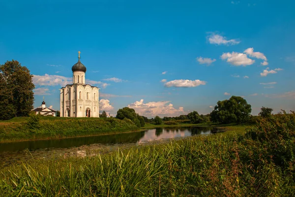Church of the Intercession of the blessed virgin on the Nerl in summer. Built in the 12th century. Bogolyubovo, Vladimir region, Tourist Golden ring of Russia. — Stock Image Church Intercession Blessed Virgin Nerl Summer Built 12Th Century Bogolyubovo Stock Image