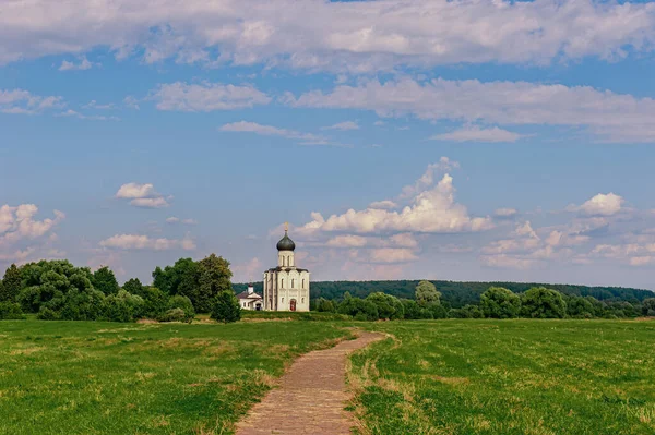 Church of the Intercession of the most Holy Theotokos on the Nerl in summer. Built in the 12th century. Bogolyubovo, Vladimir region, tourist Golden ring of Russia. Historical sights of Russia. — Stock Image Church Intercession Most Holy Theotokos Nerl Summer Built 12Th Century Stock Image