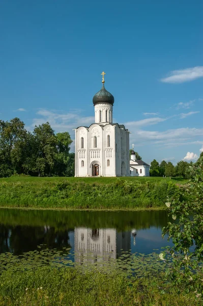 Church of the Intercession of the most Holy Theotokos on the Nerl in summer. Built in the 12th century. Bogolyubovo, Vladimir region, tourist Golden ring of Russia. Historical sights of Russia. — Stock Image Church Intercession Most Holy Theotokos Nerl Summer Built 12Th Century Royalty Free Stock Photos