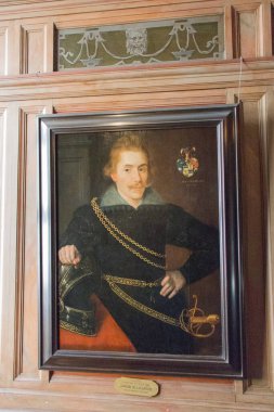 Mariefred, İsveç - 20 Nisan 2019: 20 Nisan 2019 'da Mariefred, İsveç' te Gripsholm Kalesi 'nde bir erkek portresinin görüntüsü.