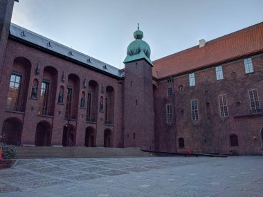 Stockholm, İsveç - 19 Nisan 2019: Stockholm Belediyesi veya Stadshuset İç Bahçesi 19 Nisan 2019 'da İsveç' te.