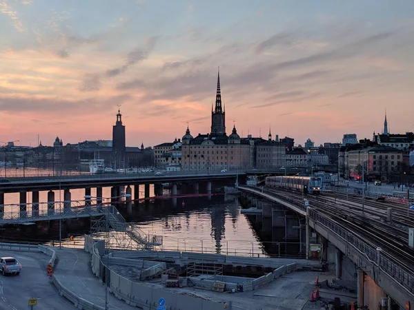 瑞典斯德哥尔摩 2019年4月19日 2019年4月19日日落时瑞典斯德哥尔摩旧城的桥梁和建筑景观 — 图库照片